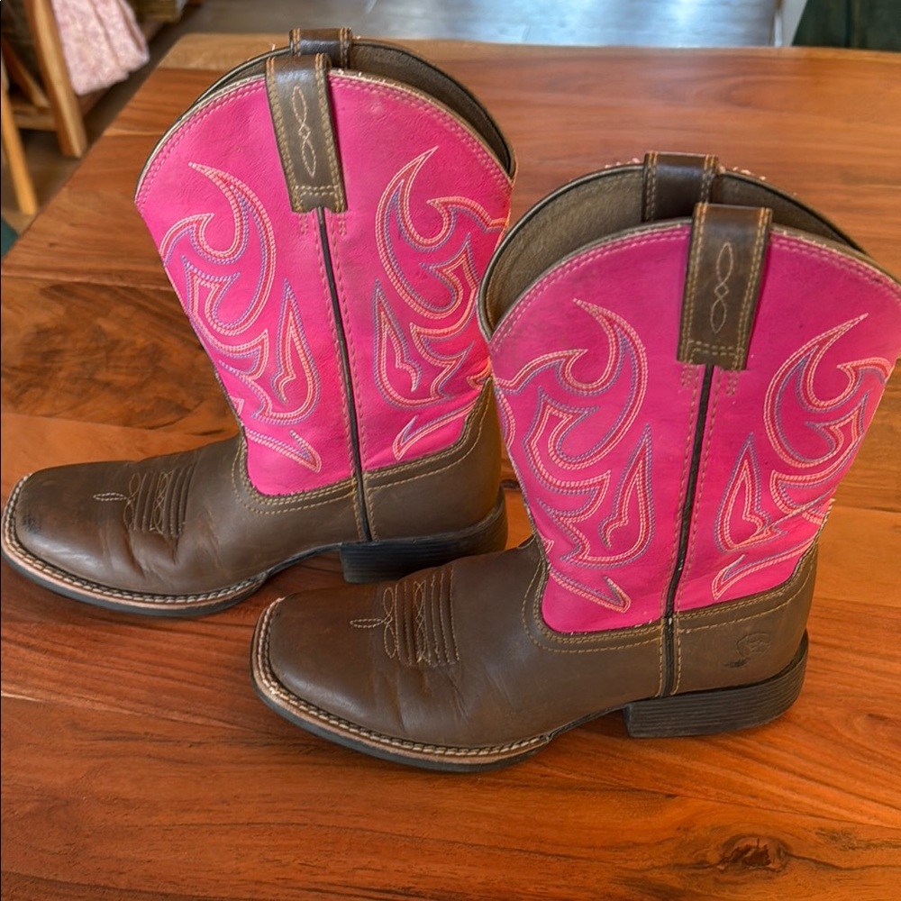 Ariat Pink Cowgirl boots. Girls size 2